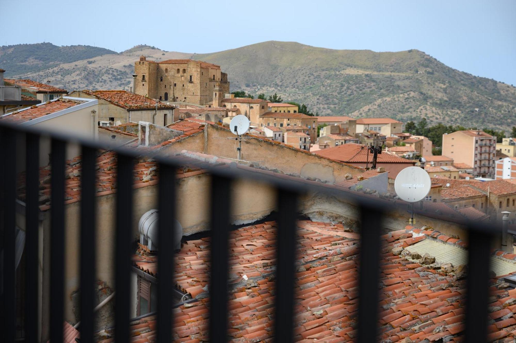 Vetriera41 Apartman Castelbuono Kültér fotó